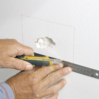 Skjær vekk rektangelet med en hobbykniv Skjær vekk rektangelet med en hobbykniv